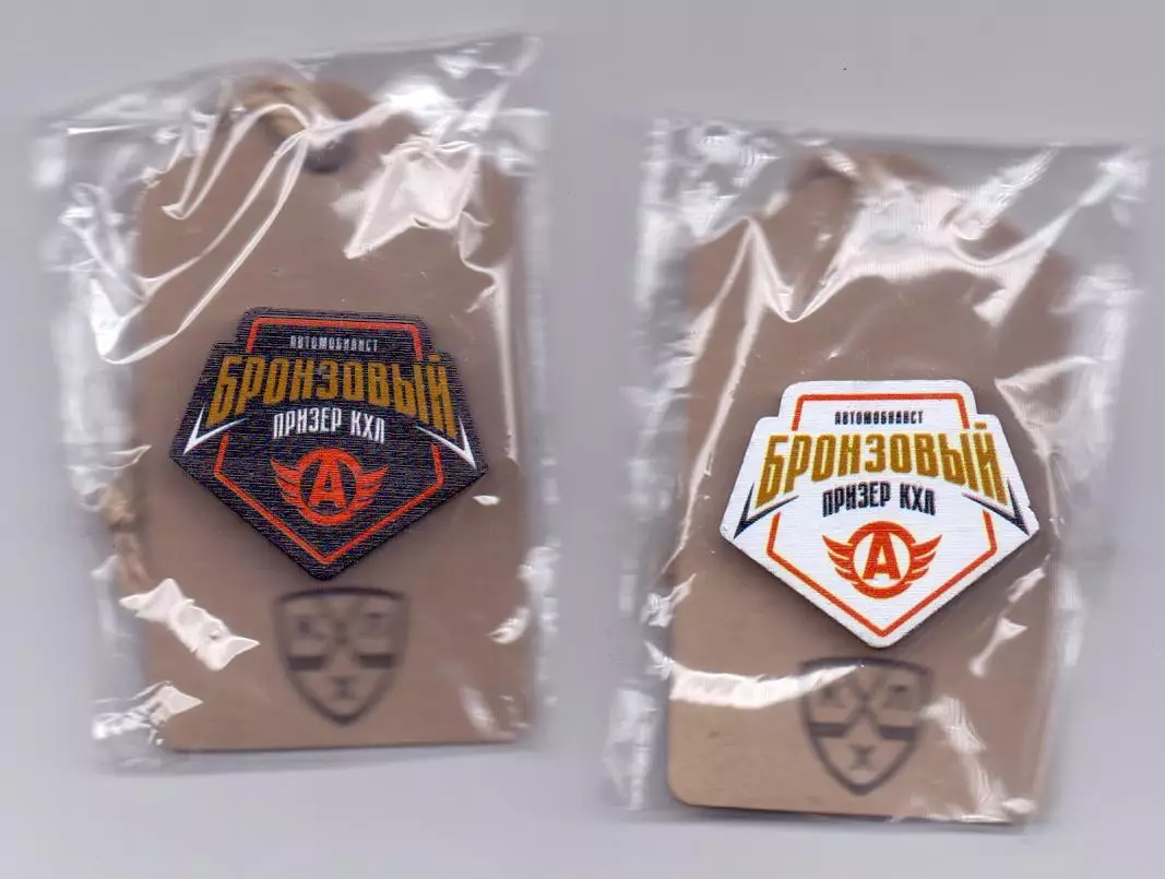 Знак Автомобилист Екатеринбург, Бронзовый призёр КХЛ (деревянный), белый оф 2025