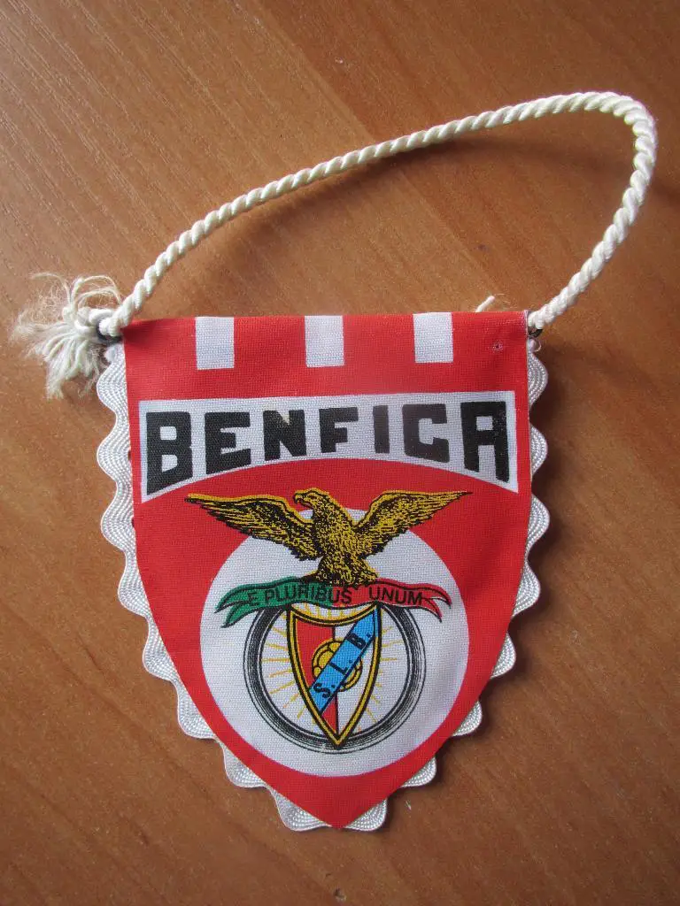 Вымпел ФК Бенфика.