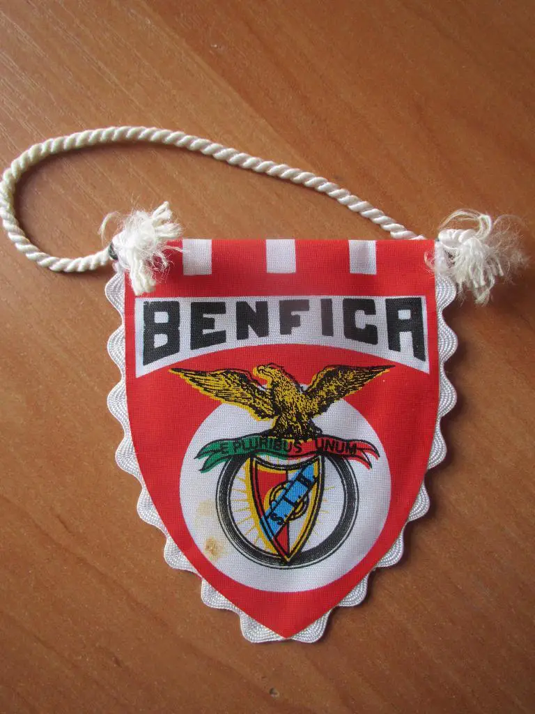 Вымпел ФК Бенфика. 1