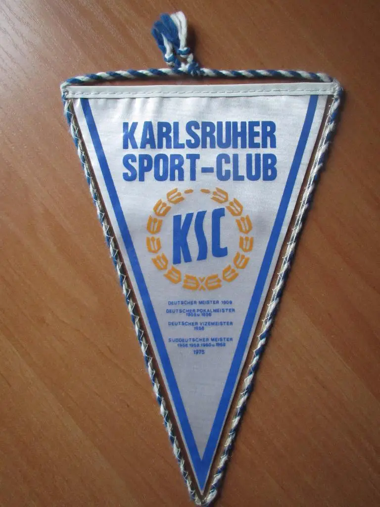 Вымпел ФК Карлсруэ.
