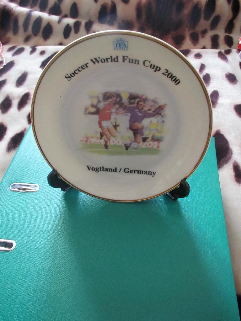 Сувенирная тарелка с Ветеранского Кубка Мира 2000г., Германия,г.Фогтланд.(Днепр)