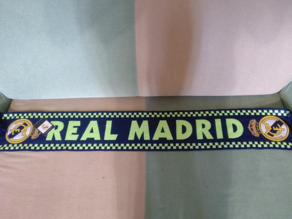 Шарф ФК Реал Мадрид.