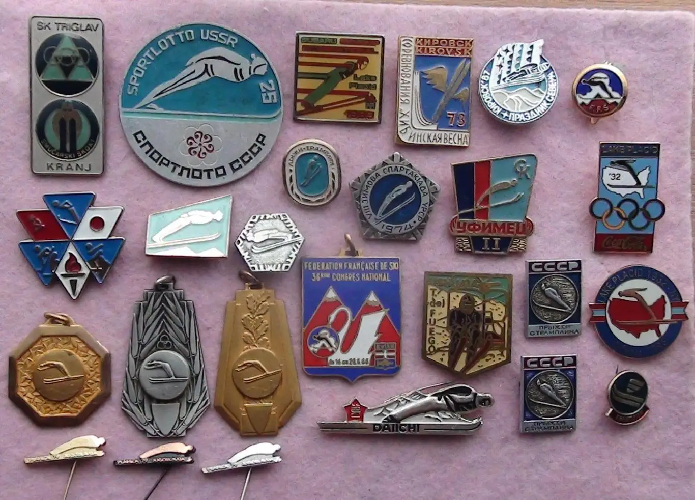 Прыжки на лыжах с трамплина. Коллекция знаков, цена за лот