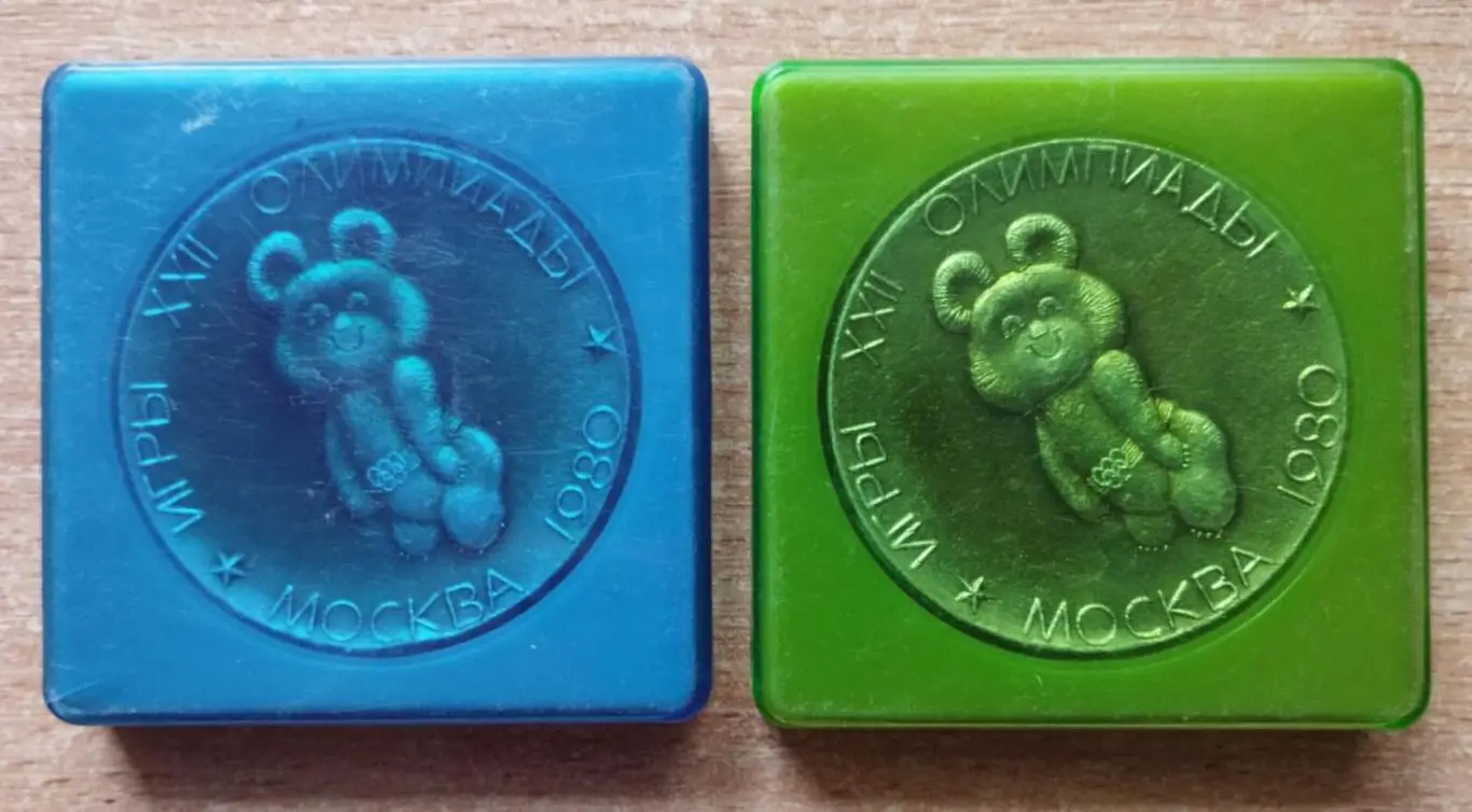 Олимпийские игры. СССР, Москва, Олимпийский Мишка, медаль, зелёная коробка