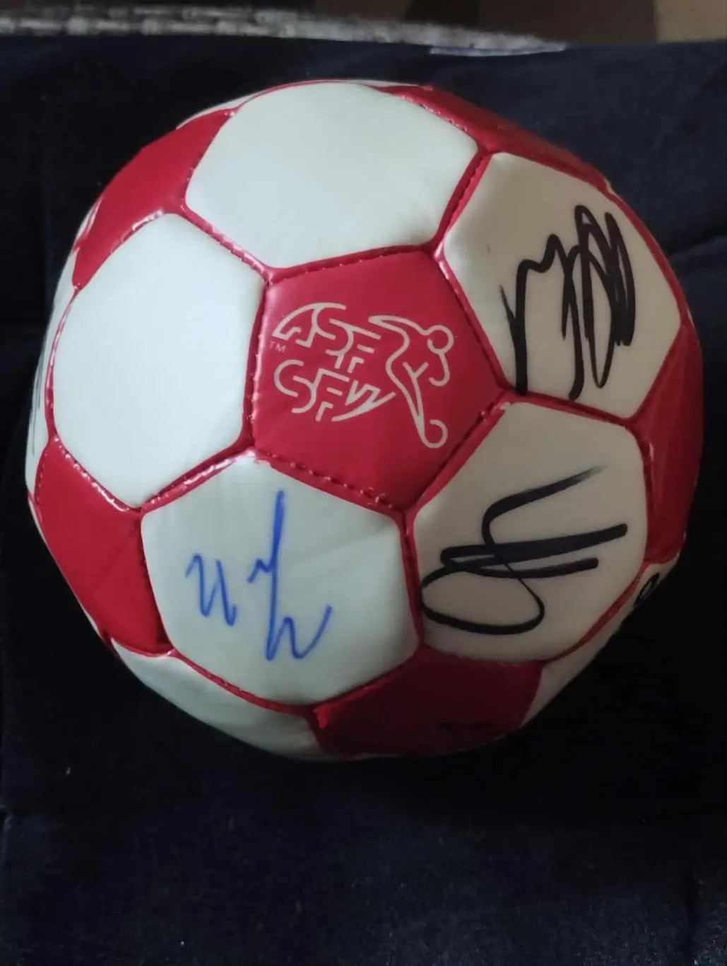 Официальный сувенирный мяч ФФ Швейцарии с оригинальными автографами игроков