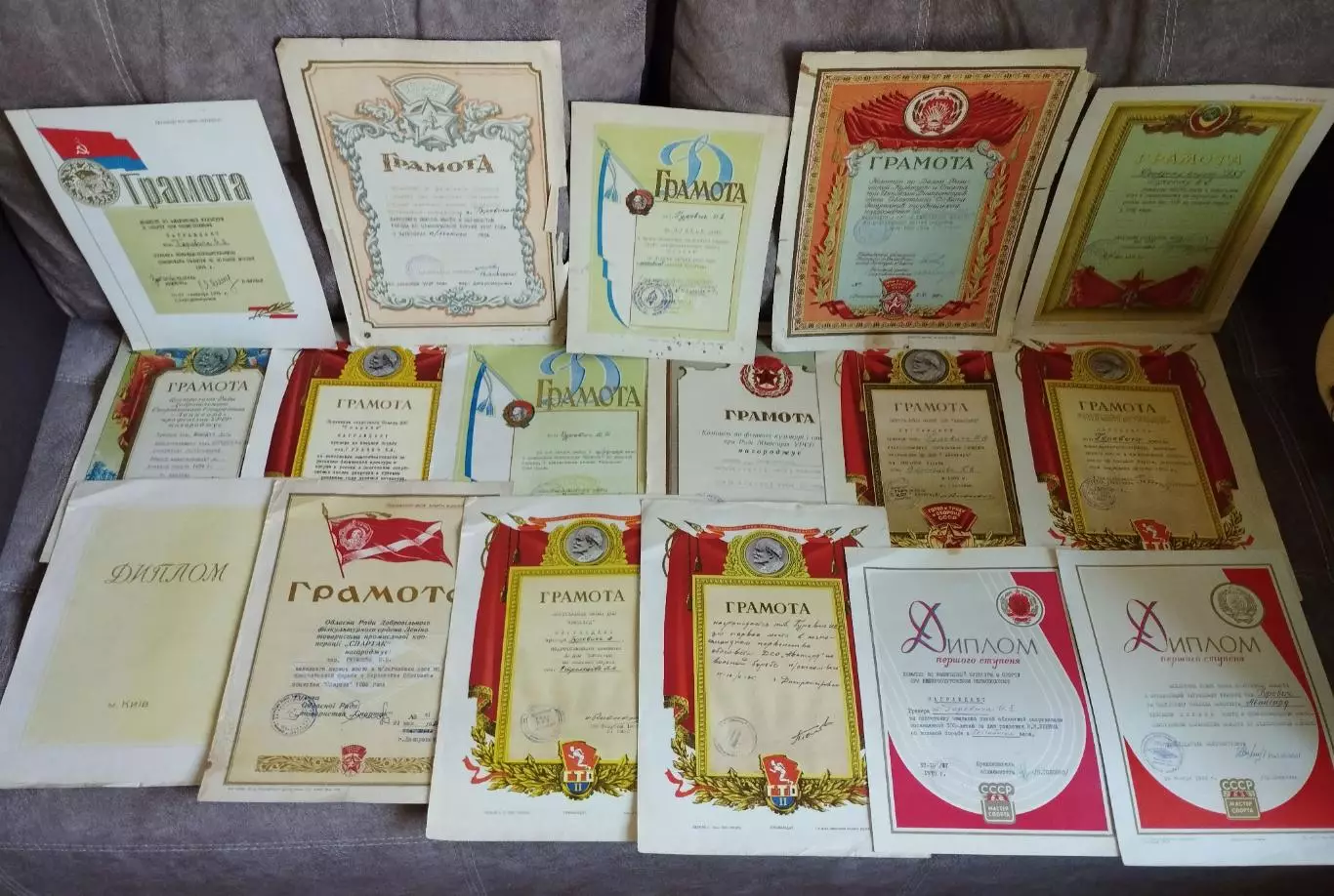 92 грамоты по борьбе на одного человека, 1953-1977 гг., Днепропетровск 1