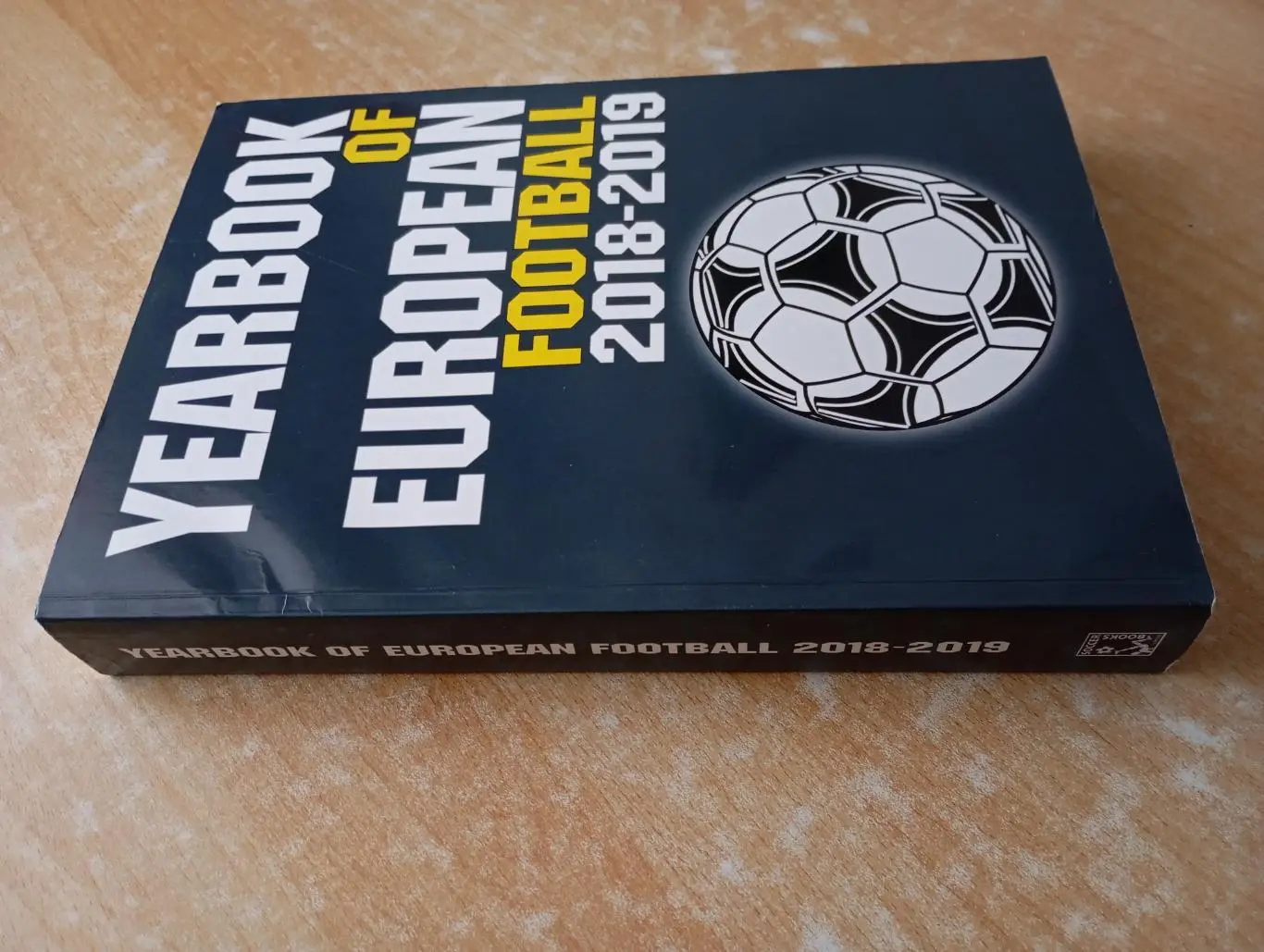 The European Football Yearbook 2018-19 (Ежегодник европейского футбола) 1