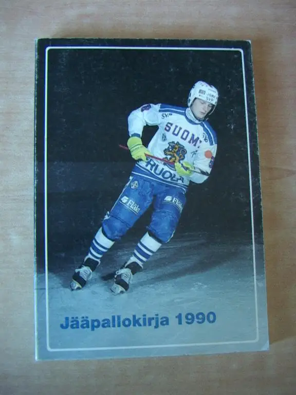 Хоккей с мячом. Справочник ежегодник Финляндия 1990