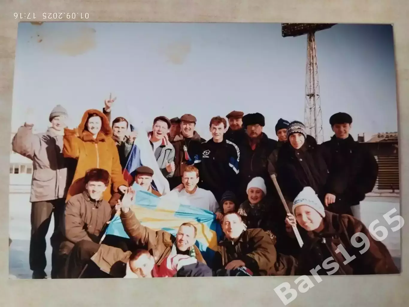 Хоккей с мячом Болельщики красноярского Енисея с Хансом Юхансоном 1997 год