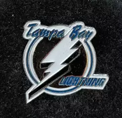 Знак Значок Тампа-Бэй Лайтнинг НХЛ Tampa Bay Lightning NHL, размер 2,6 х2,4 см.
