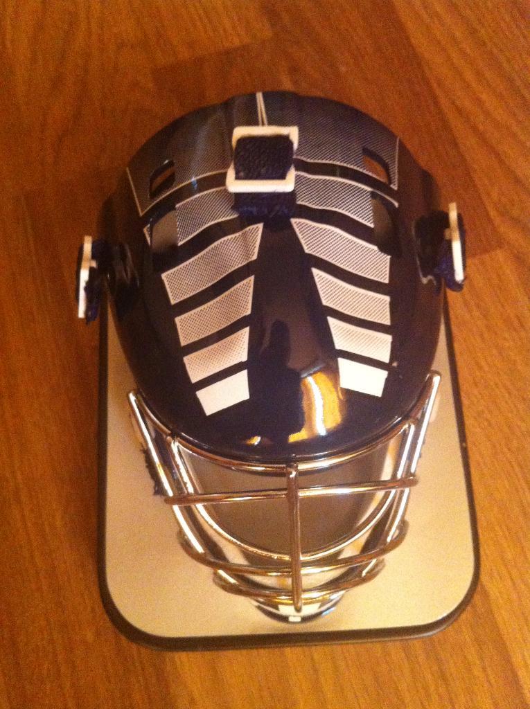 Хоккейный вратарский шлем ''Торонто Мэйпл Ливс (TORONTO MAPLE LEAFS) Канада, НХЛ 4