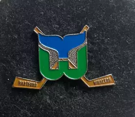 Хоккей. Знак Значок Хартфорд Уэйлерс НХЛ. Hartford Whalers NHL. Эмблема, клюшки