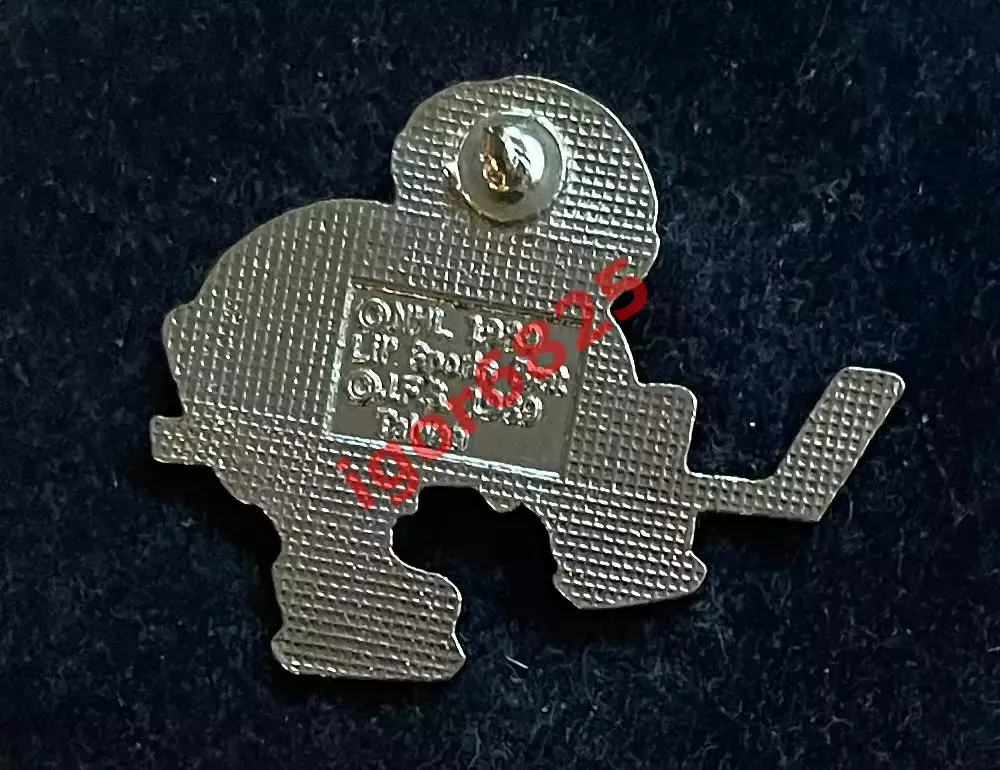 Хоккей. Знак Значок Нью-Йорк Айлендерс НХЛ. New York Islanders NHL. Хоккеист 1