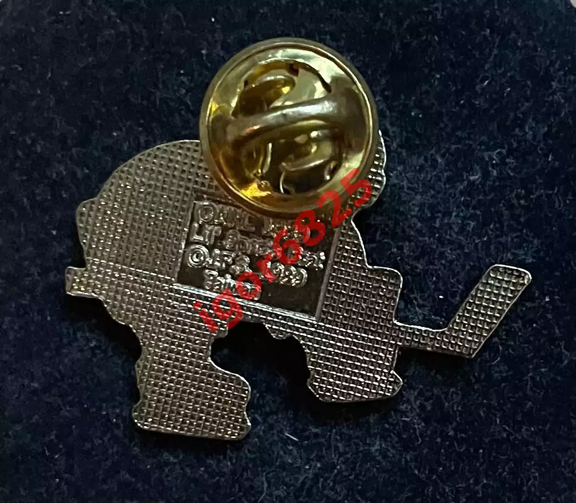 Хоккей. Знак Значок Нью-Йорк Айлендерс НХЛ. New York Islanders NHL. Хоккеист 2