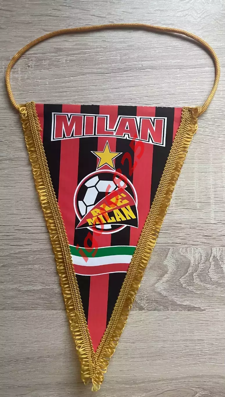 Футбол. Вымпел. Футбольный клуб Милан Италия, размер 28,5 на 19 см. 1