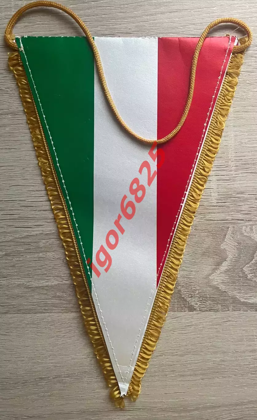 Футбол. Вымпел. Футбольный клуб Милан Италия, размер 28,5 на 19 см. 2