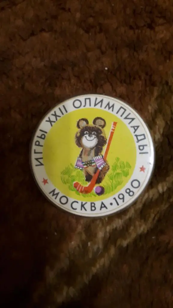 Значок. Олимпиада 80. Олимпийский мишка. Хоккей на траве (пластик).