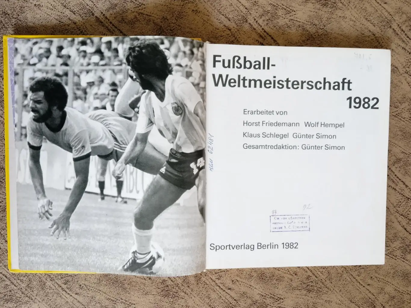 Чемпионат мира по футболу 1982.Испания.Изд.Берлин (ГДР) 1982 г. (нем.яз.). 2