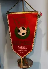 Офіційний вимпел + значок. Федерація футболу СРСР. На підставці..