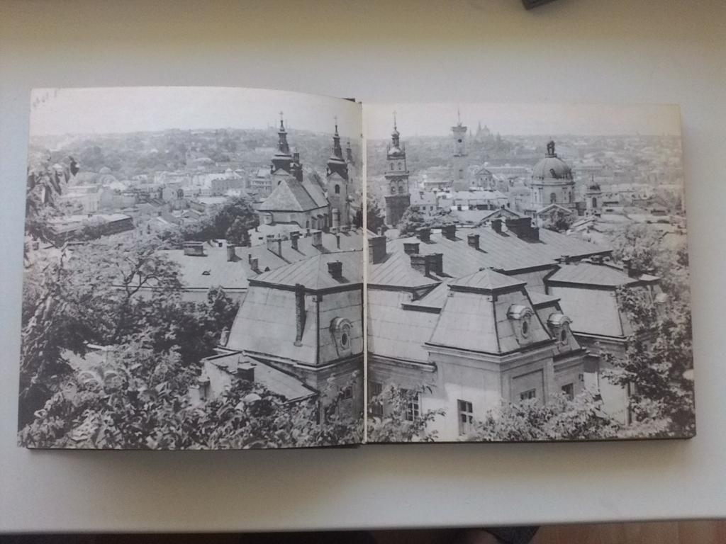 Книга- фотоальбом. В.ОВСИЙЧУК. Архитектура. ЛЬВОВ. издание 1969 года. 1