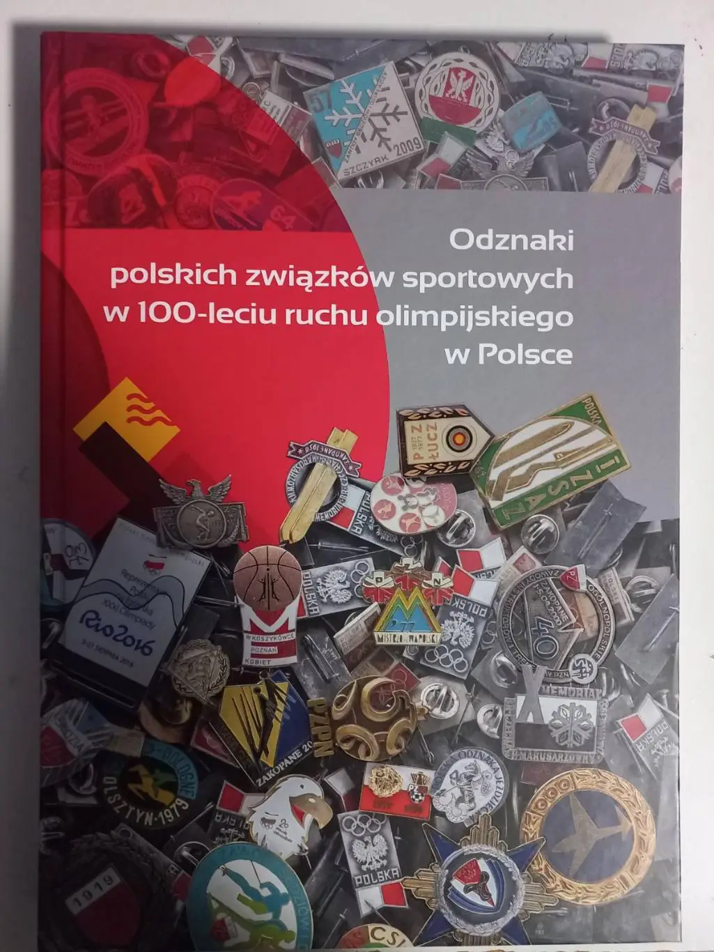 Книга. Знаки спортивних асоціацій. До 100-річчя НОК Польщі. 260 сторінок..
