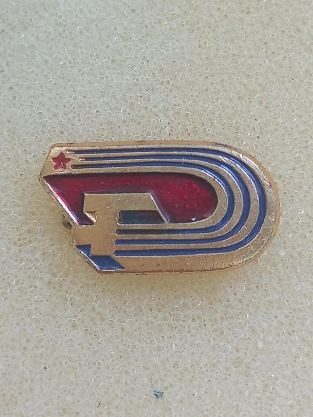 Значок. Серп і молот..