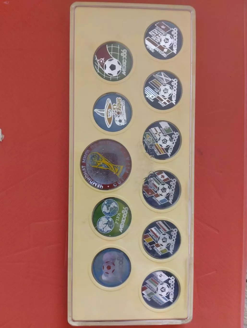 комплект значків. чемпіонат світу - 1986.).