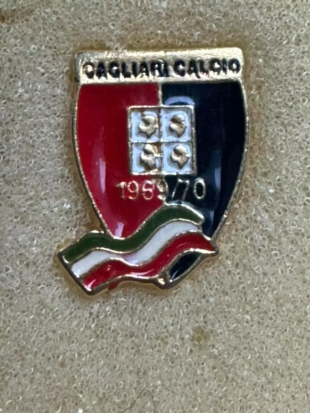 значок . кальярі. італія..