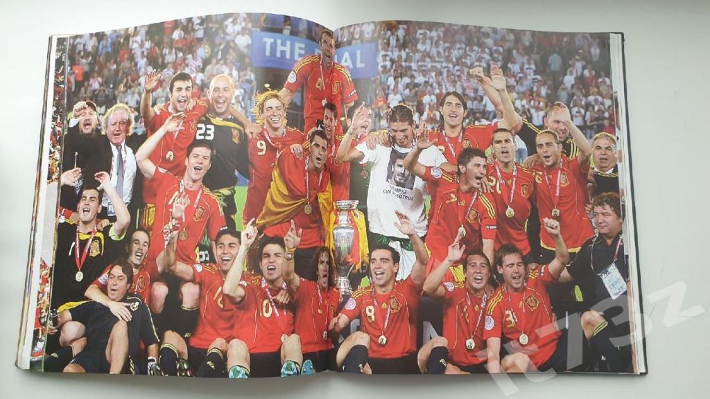 Книга-фотоальбом Чемпионат Европы по футболу 2008 (Германия, 194 страницы) 6