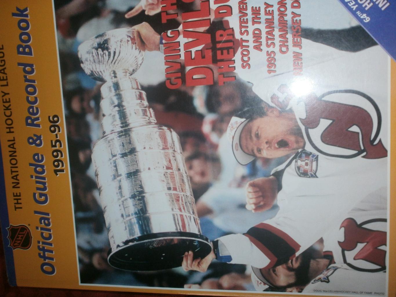 Хоккей НХЛ Официальный справочник - 1995-96 448с.