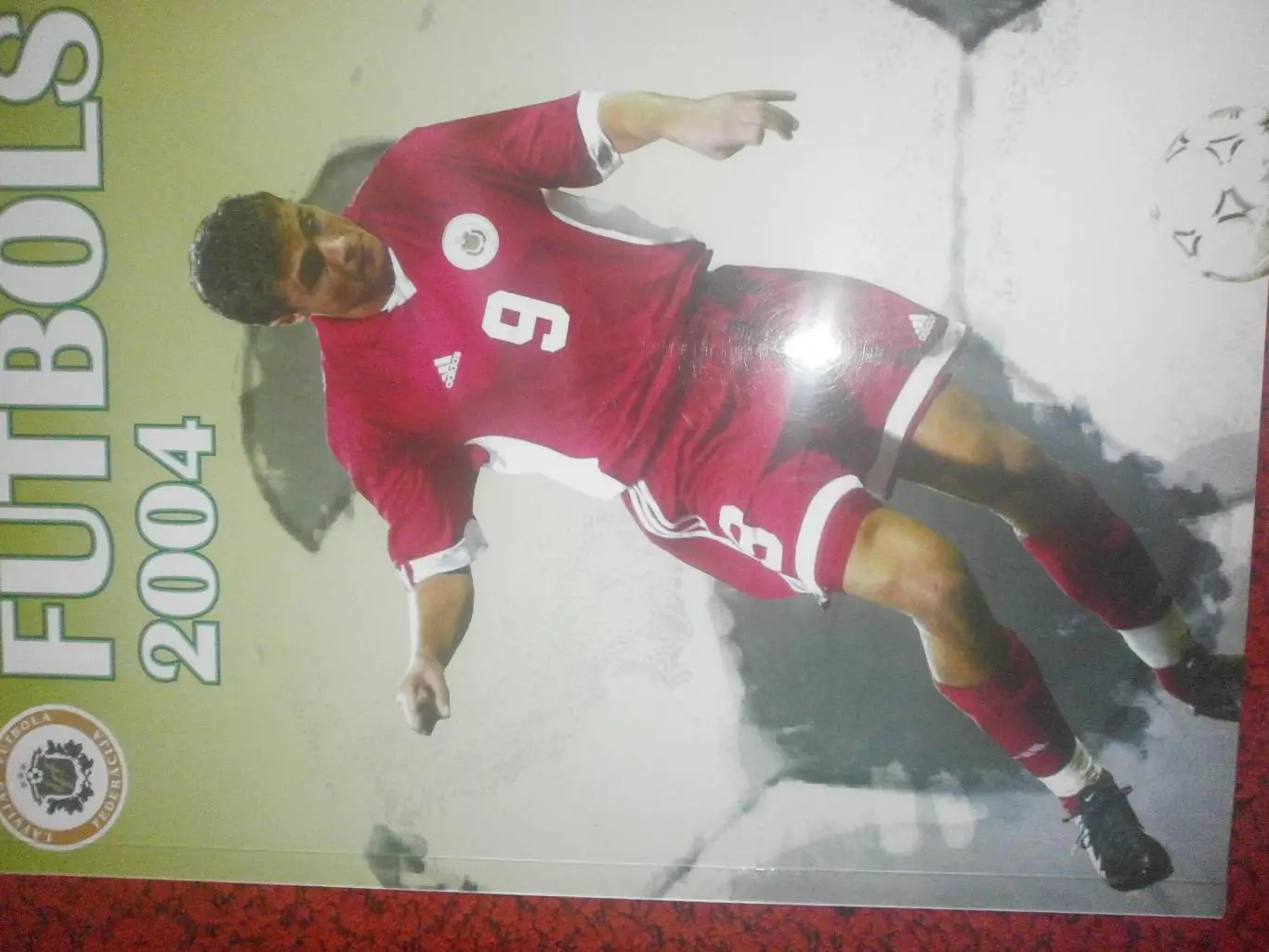 Ежегодник Футбол Латвии 2004г Рига 106с. Есть постеры команд на стр. А-4