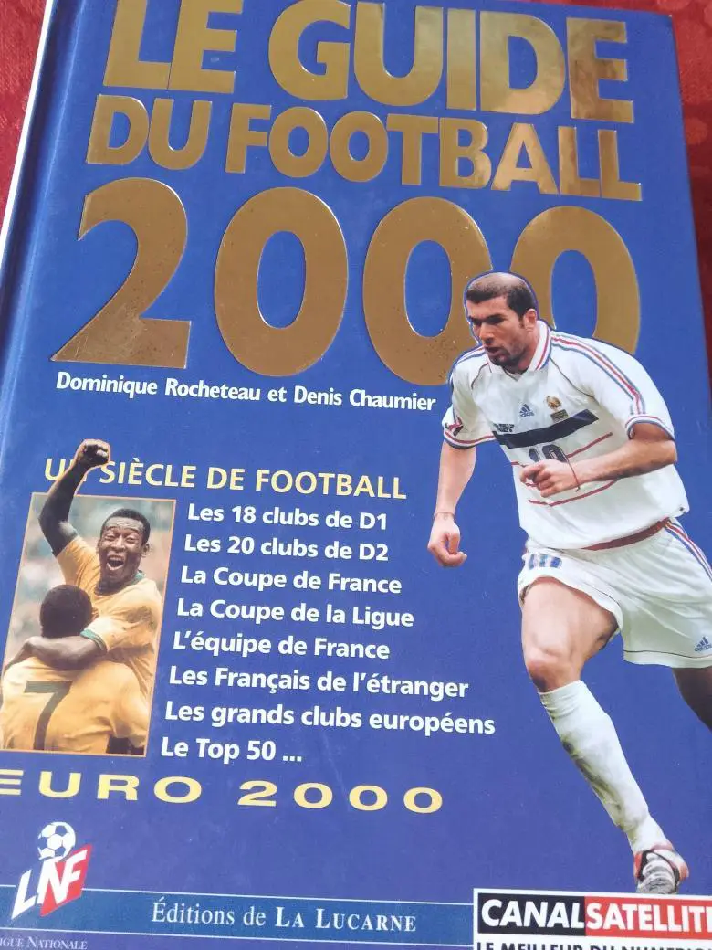 Справочник футбола 2000 года 1184 стр. Париж Есть постеры 1-2 -3 див. 13*18см