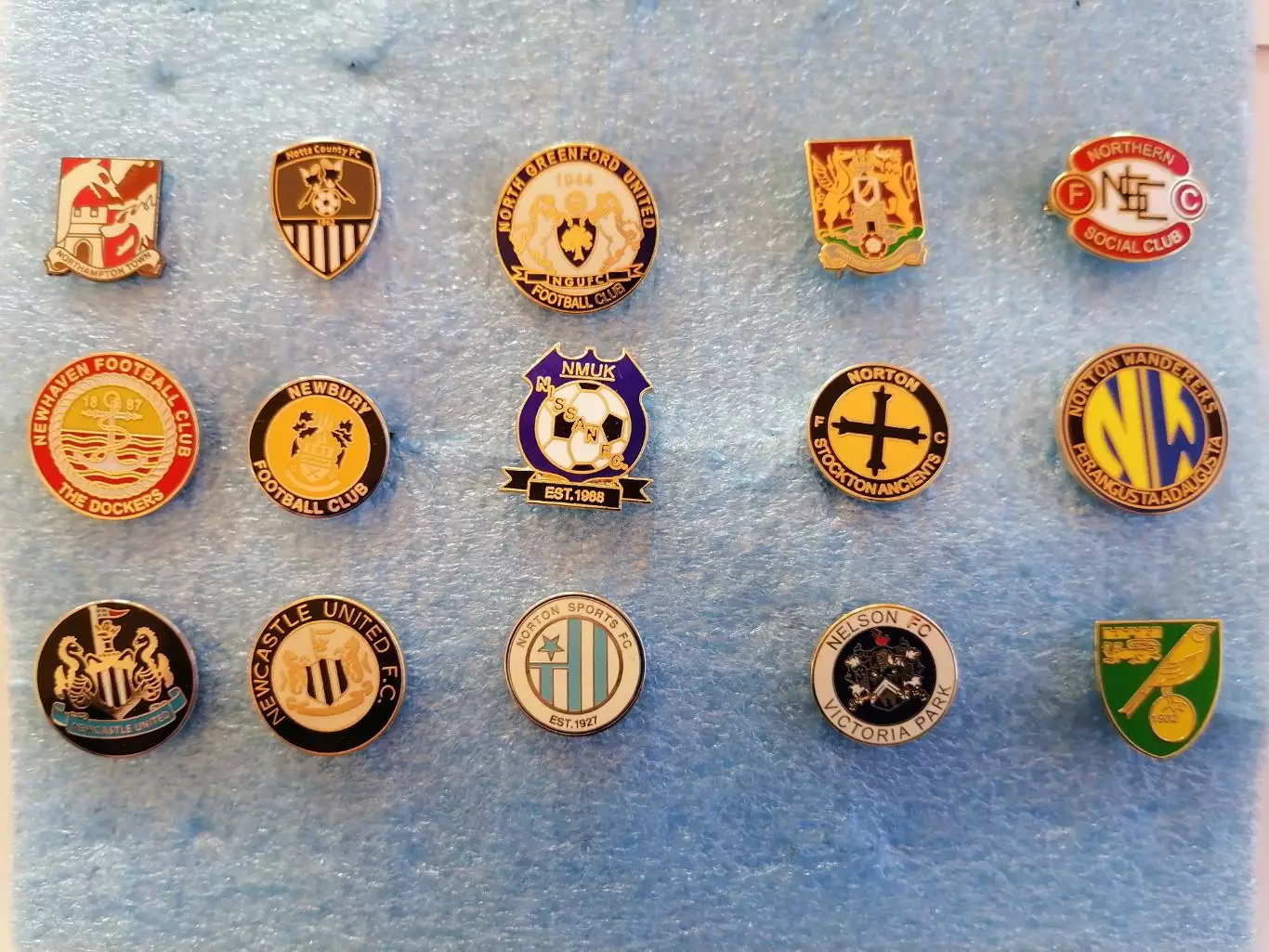 Значки футбол Англия M N О Р Q 1