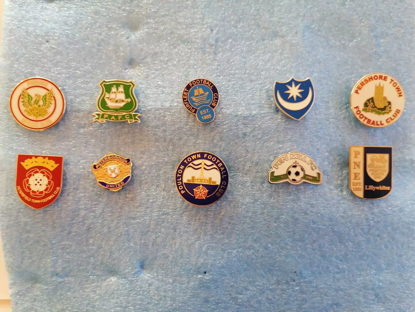 Значки футбол Англия M N О Р Q 3