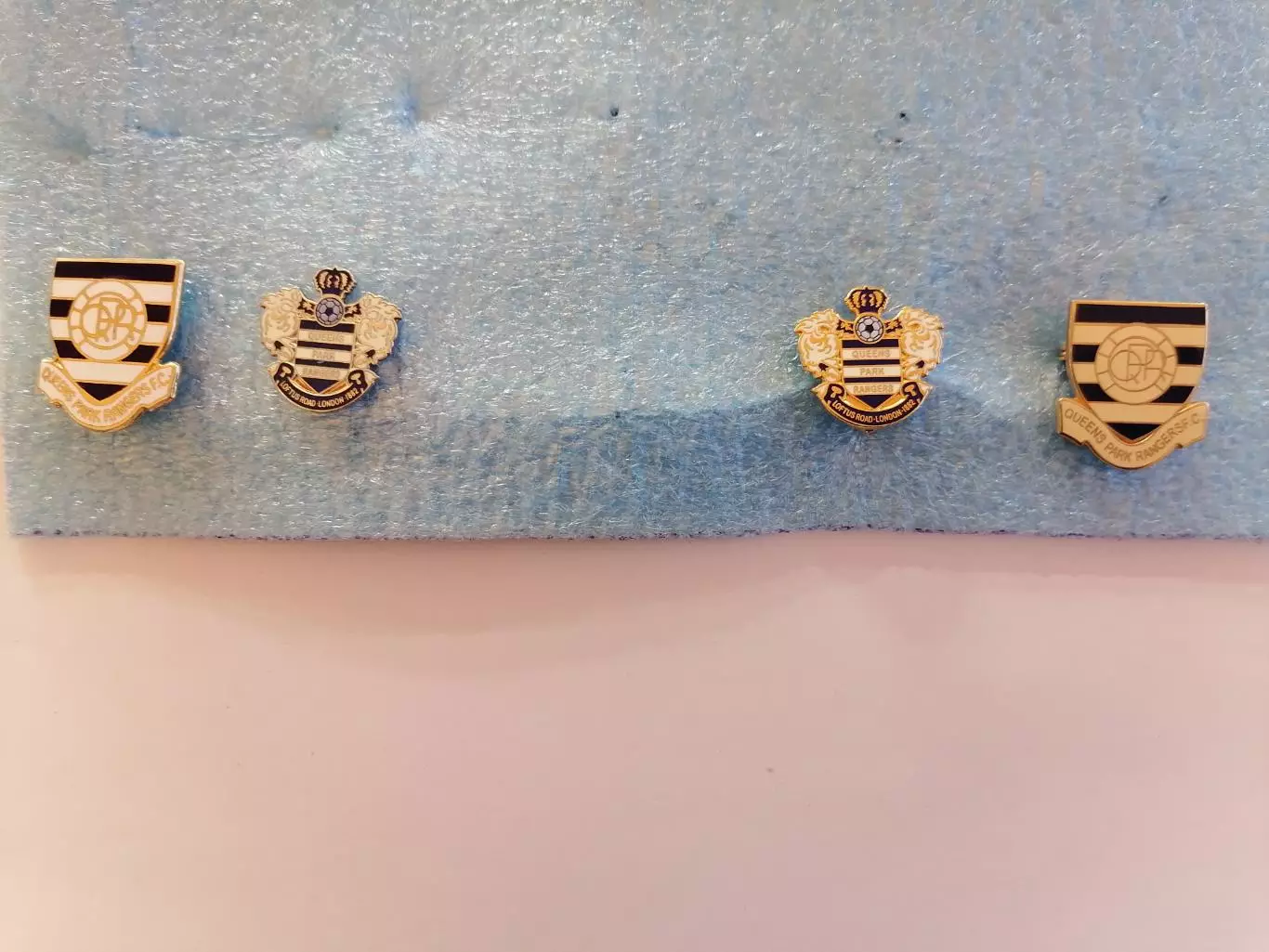 Значки футбол Англия M N О Р Q 4