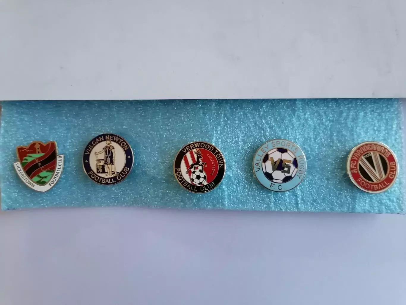 Значки футбол Англия T U V 6