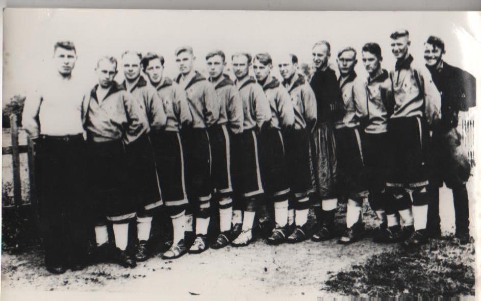 фото футбол сборная г.Красноярск на спар-де Сибири и Д.В г.Омск 1945г. черно-бел