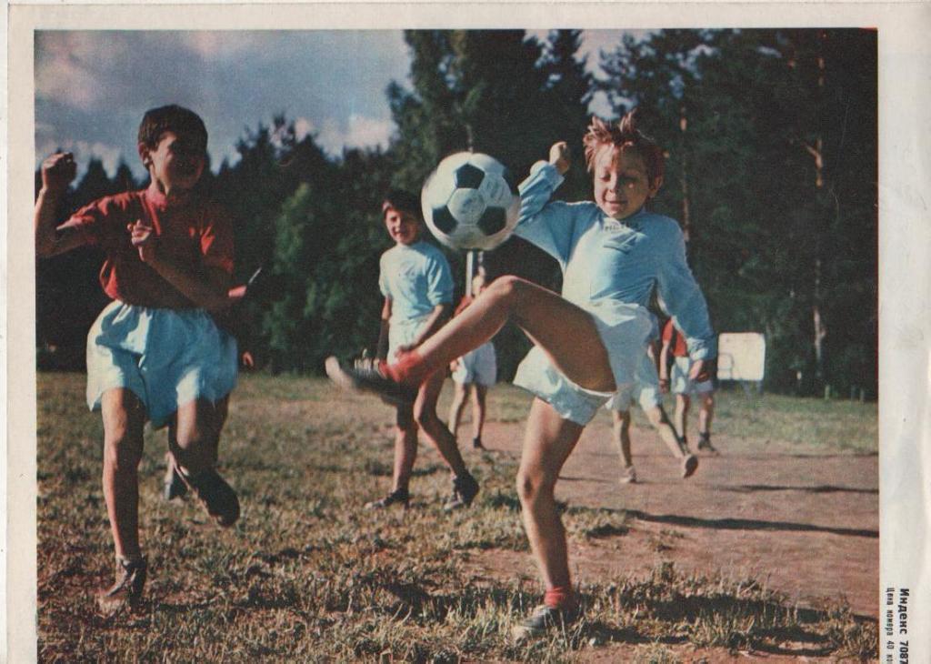 вырезки из журналов футбол Венгерский футбол и кожаный мяч 1980г. 1