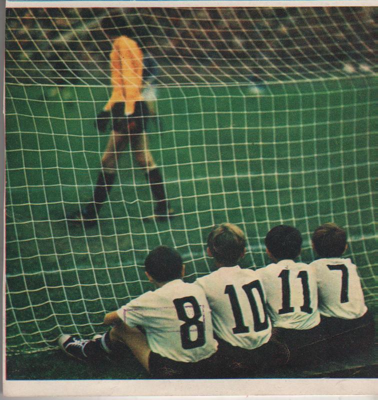 вырезки из журналов футбольный матч за воротами наблюдает молодое поколен 1979г.