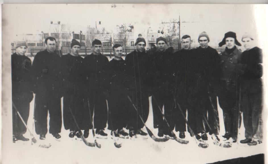 фото хоккей с мячом команда Трактор Красноярск 1950г.
