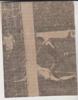 вырезки из газет футбол футбольный матч чемпионата СССР. эпизод матча 1978г.