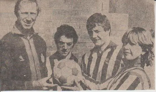 статьи футбол П16 №265 фото тренер со своими воспитанниками 1983г.