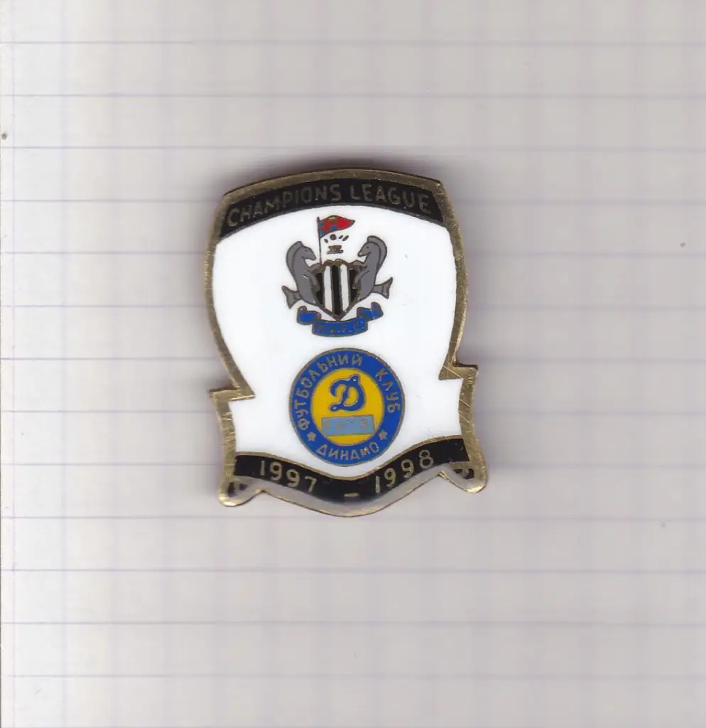 Значок Динамо Киев - Ньюкасл 1997 1998 ЛЧ - вид 1