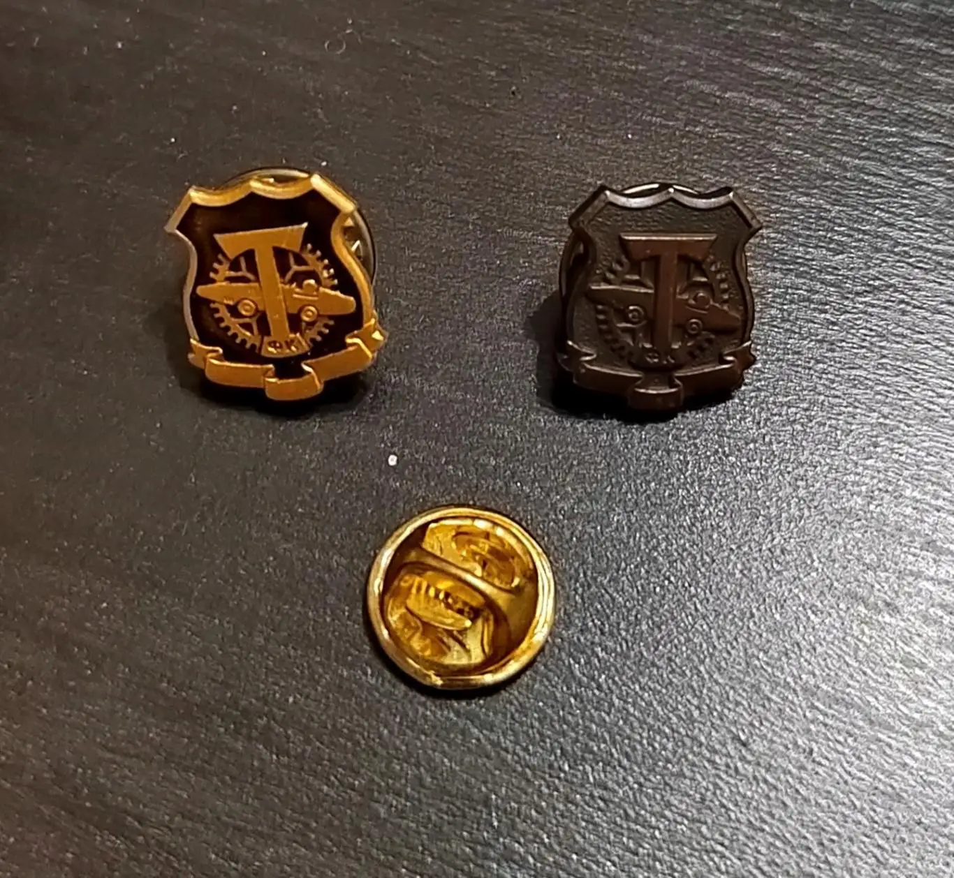 Футбол. Значок Торпедо Металлург - официальный (2 разных)