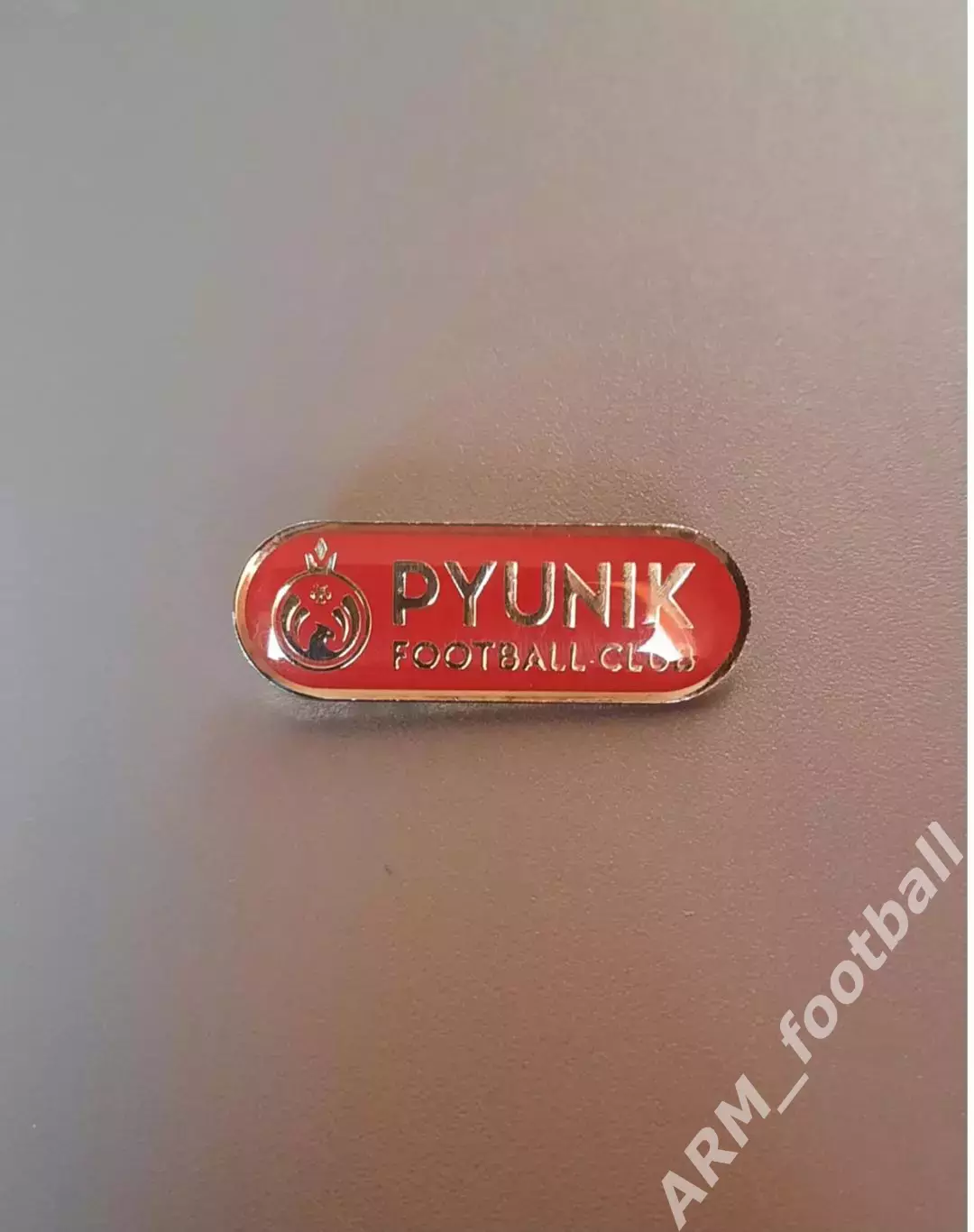Официальный значок ФK ПЮHИK (Eреван, Армения) бордовый