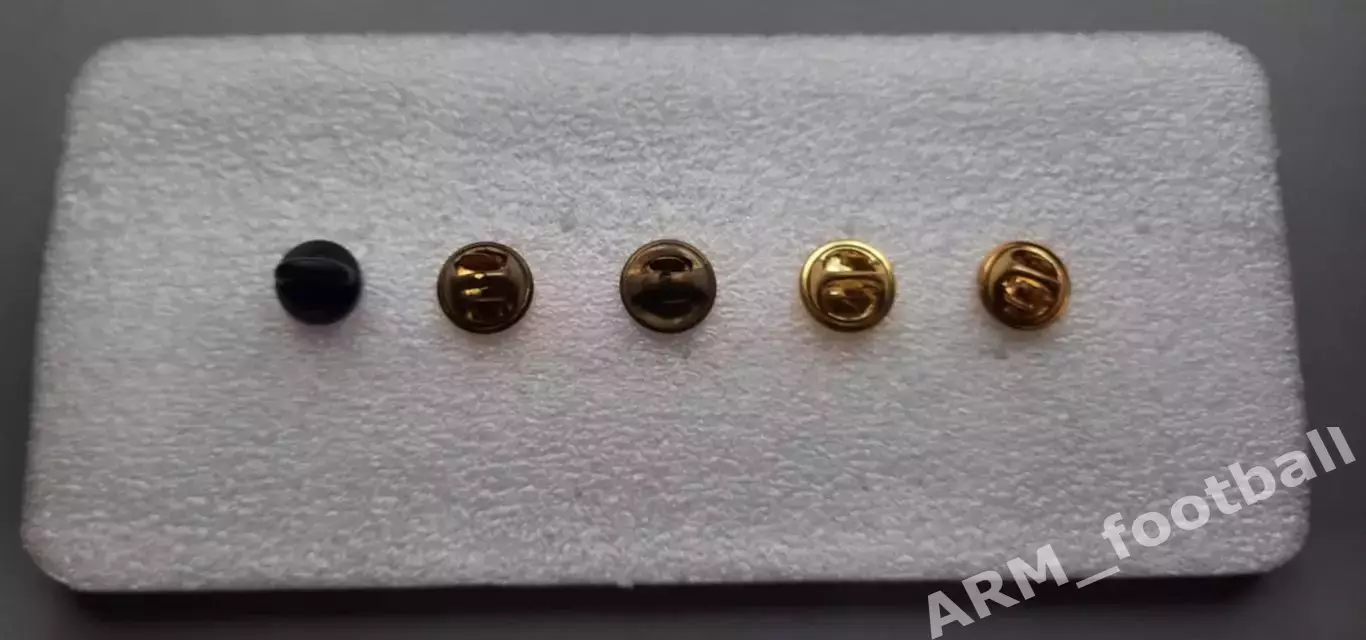 20 официальных футбольных значков в одном лоте 3