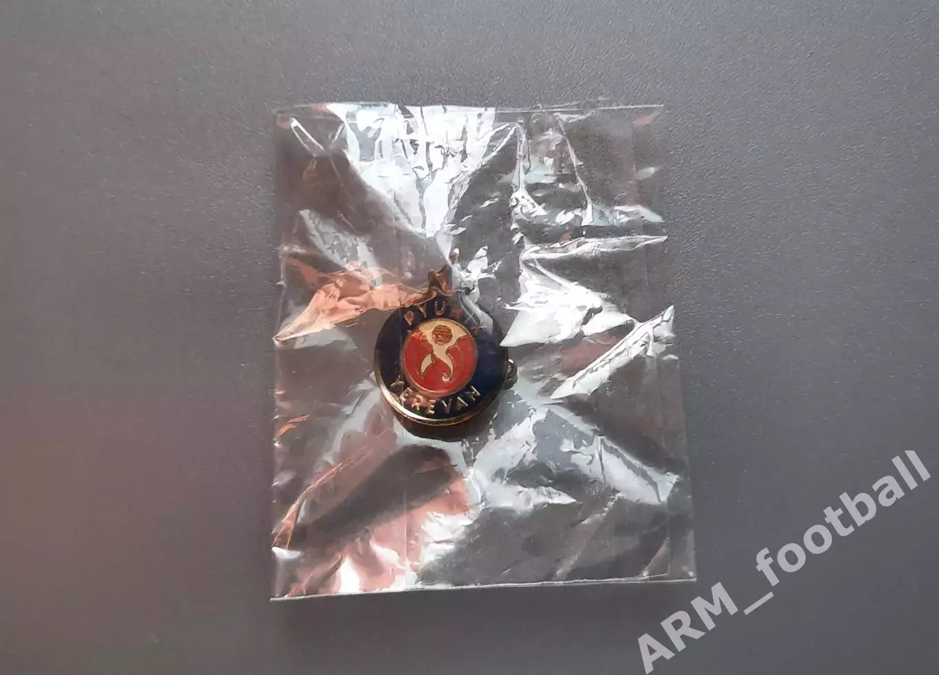 Официальный труднодоступный текучий значек ФК «Пюник» (Ереван, Армения)! синий