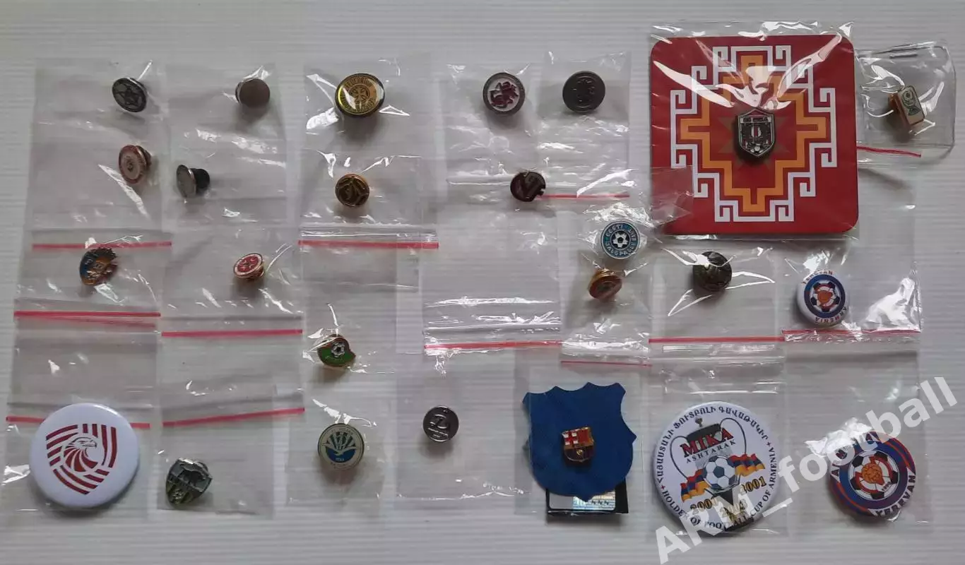 Официальные 26 значков федерации и клубы. Одним лотом