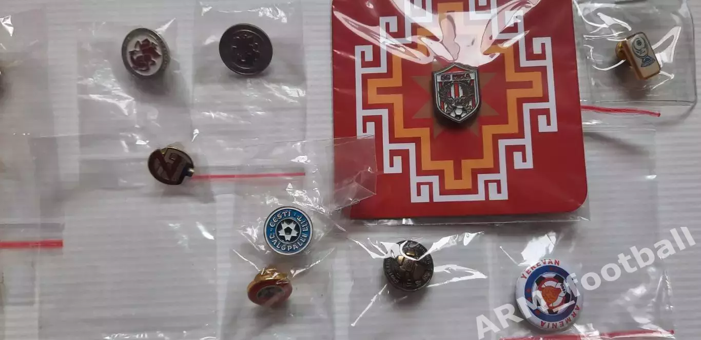 Официальные 26 значков федерации и клубы. Одним лотом 1