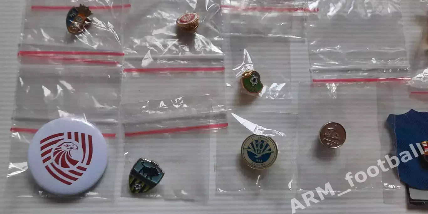 Официальные 26 значков федерации и клубы. Одним лотом 3